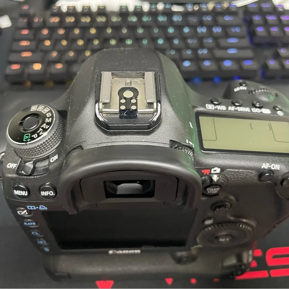 Canon Black DSLR with High-End Adjustable Flash